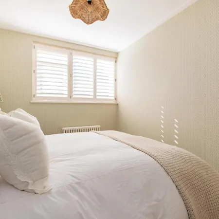 Battersea Set - 3 Bedroom With Garden Apartment *
