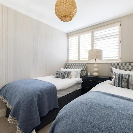 Apartment Battersea Set - 3 Bedroom With Garden