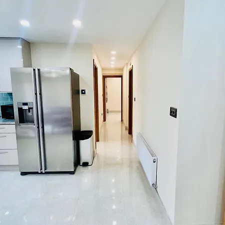 2 Bedroom Flat Or Near Heathrow With Garden Apartment Uxbridge