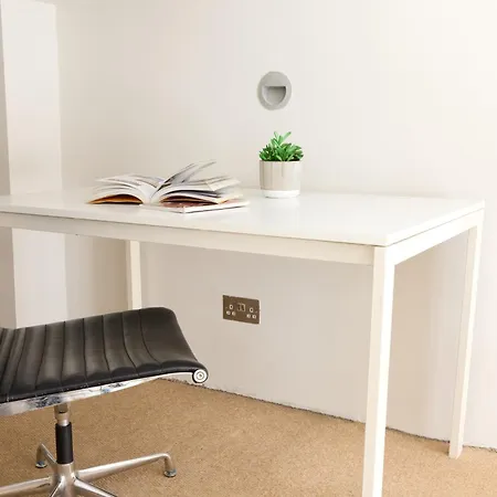 Charming 1-bed In Apartment *