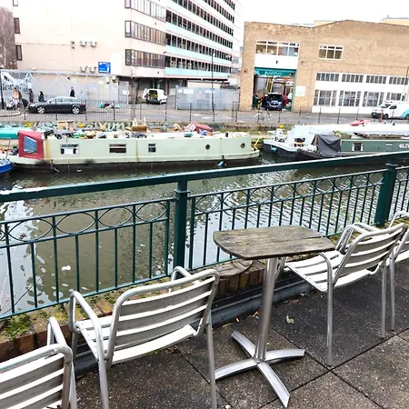 With Canal View In Broadway Market Apartment London