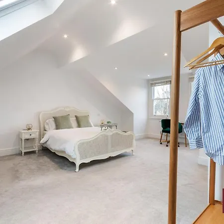 Kew Village- Modern Pets Welcome 3bed *