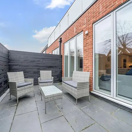 Amazing 3 Bedroom Flat In The Heart Of Wimbledon London