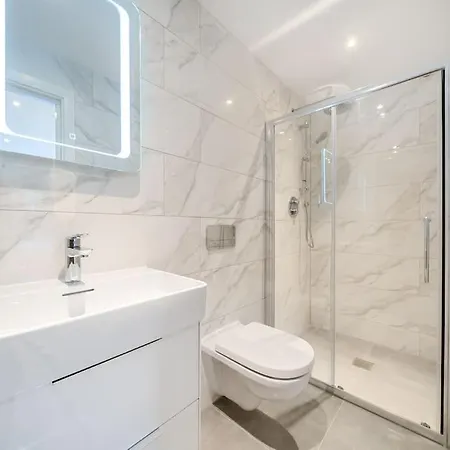 Amazing 3 Bedroom Flat In The Heart Of Wimbledon London