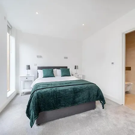 Amazing 3 Bedroom Flat In The Heart Of Wimbledon *
