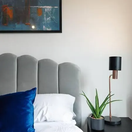 Beautiful & Contemporary Queensbury Retreat Apartment *