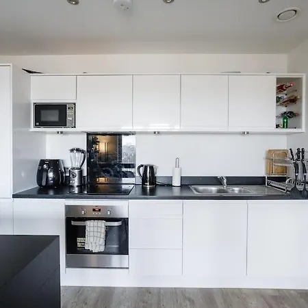 Beautiful & Contemporary Queensbury Retreat Apartment *