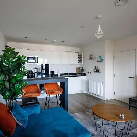 Beautiful & Contemporary Queensbury Retreat Apartment