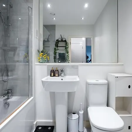 Apartment Beautiful & Contemporary Queensbury Retreat Harrow