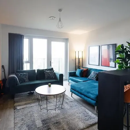 Beautiful & Contemporary Queensbury Retreat Harrow