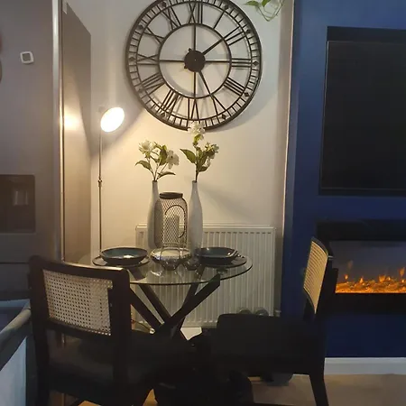 Apartment Luxury 2 Bedroom Flat In Central *