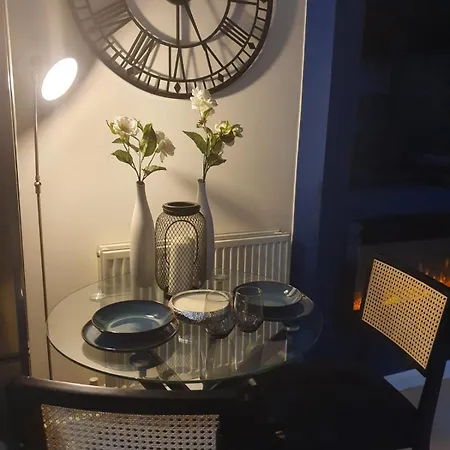 Apartment Luxury 2 Bedroom Flat In Central *