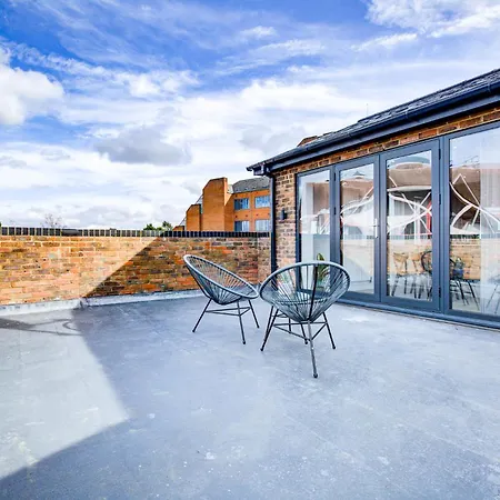 Apartment Hybrid Resi - Near Heathrow Airport With Onsite Car Parking