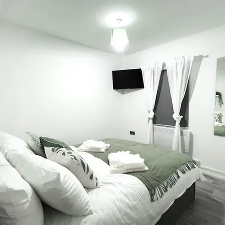 With Bathroom And Kitchen 20 Minutes From Apartment