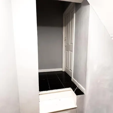Apartment With Bathroom And Kitchen 20 Minutes From *