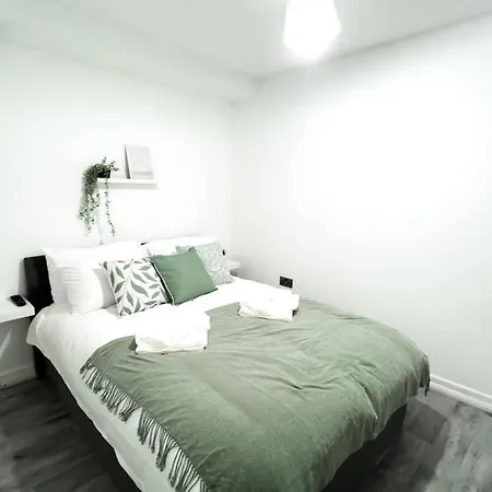 With Bathroom And Kitchen 20 Minutes From * London