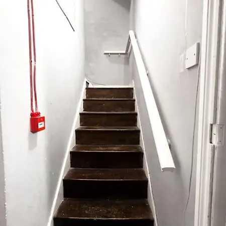 With Bathroom And Kitchen 20 Minutes From London