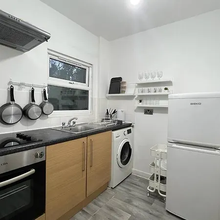 Apartment With Bathroom And Kitchen 20 Minutes From London