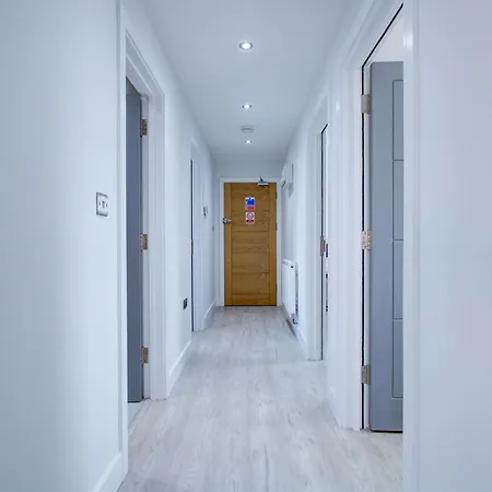 Hybrid Resi - Near Heathrow Airport With Onsite Car Parking