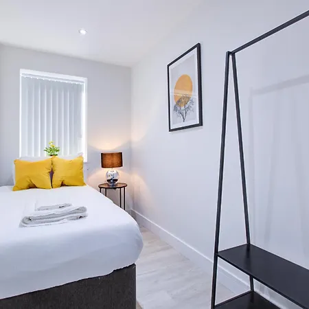 Apartment Hybrid Resi - Near Heathrow Airport With Onsite Car Parking *
