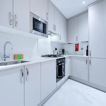 Hybrid Resi - Near Heathrow Airport With Onsite Car Parking *