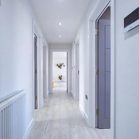 Hybrid Resi - Near Heathrow Airport With Onsite Car Parking Apartment Uxbridge