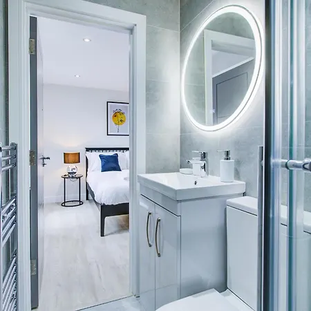 Hybrid Resi - Near Heathrow Airport With Onsite Car Parking Apartment *
