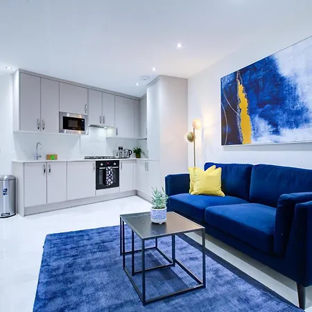 Hybrid Resi - Near Heathrow Airport With Onsite Car Parking *