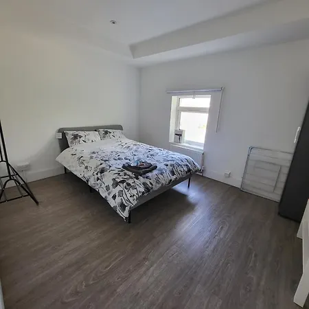 Private Near Ideal For Explorers * London