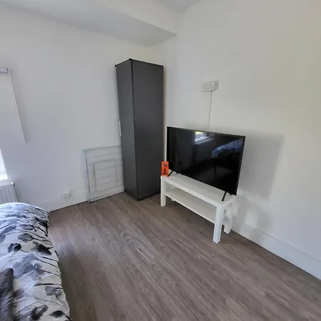 Private Near Ideal For Explorers Habitación en casa particular Londres