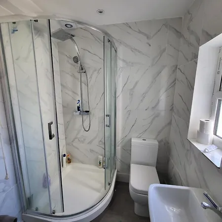 Private Near Ideal For Explorers * London