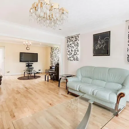 Lovely Detached House * Hendon