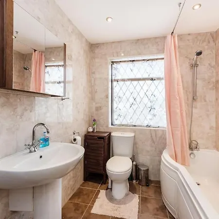 Holiday home Lovely Detached House Hendon