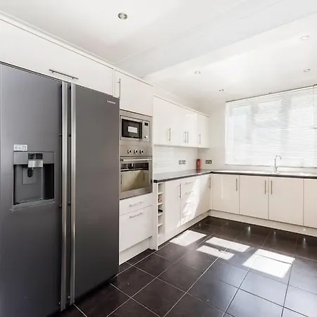 Lovely Detached House Holiday home Hendon