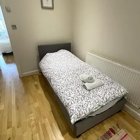 Apartment Whole Flat Close To Wembley Harrow
