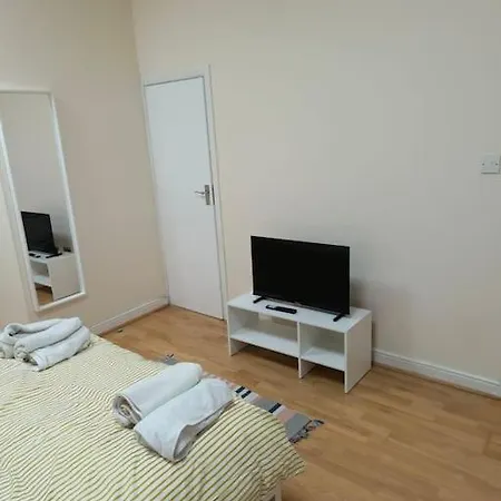 Whole Flat Close To Wembley Apartment *