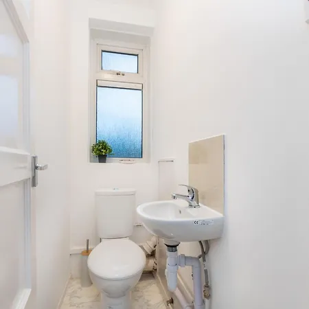 Spacious 3br, 5min Penge St, Crystal Palace Park Apartment *