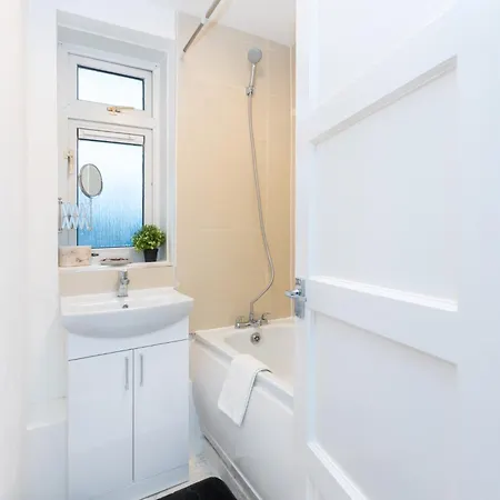 Spacious 3br, 5min Penge St, Crystal Palace Park Apartment