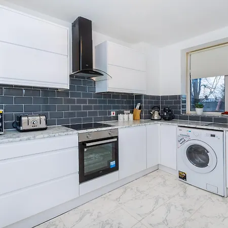 Spacious 3br, 5min Penge St, Crystal Palace Park Apartment