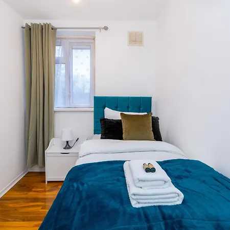 Spacious 3br, 5min Penge St, Crystal Palace Park Apartment