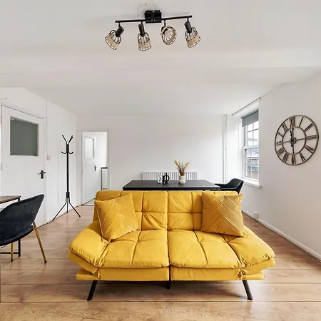 Apartment Sleek Shoreditch Hideout - 2 Bed Gem With Balcony In London