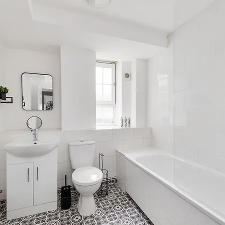 Apartment Sleek Shoreditch Hideout - 2 Bed Gem With Balcony In London