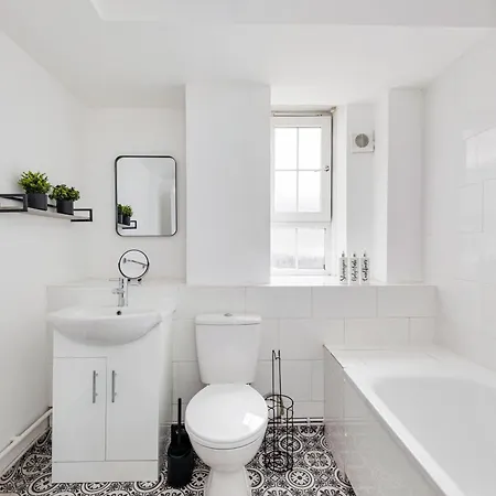 Sleek Shoreditch Hideout - 2 Bed Gem With Balcony In Apartment London