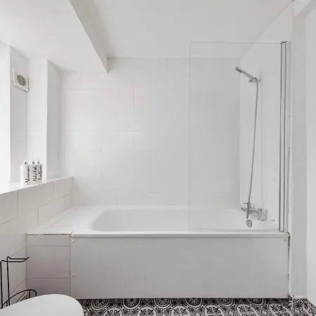 Sleek Shoreditch Hideout - 2 Bed Gem With Balcony In Apartment