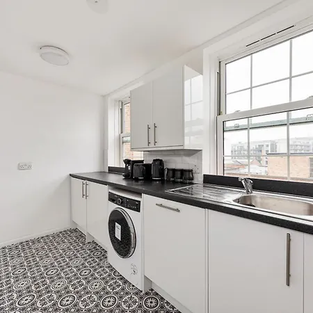 Sleek Shoreditch Hideout - 2 Bed Gem With Balcony In London