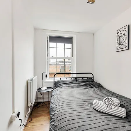 Sleek Shoreditch Hideout - 2 Bed Gem With Balcony In Apartment *