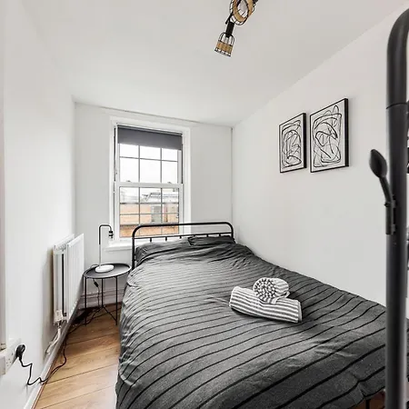Sleek Shoreditch Hideout - 2 Bed Gem With Balcony In London