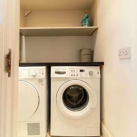 Spacious And Cosy 3brs 5f House In Heart Of Villa London