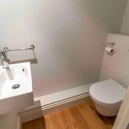 Villa Spacious And Cosy 3brs 5f House In Heart Of
