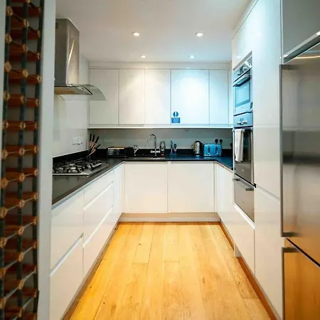 Spacious And Cosy 3brs 5f House In Heart Of London